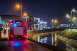 Biciklista sletio u kanal, intervenisali vatrogasci, hitna i policija ...