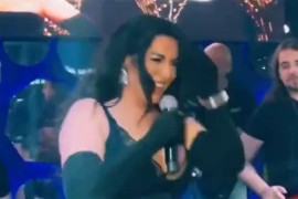 Tražila od Seke Aleksić da joj se potpiše na grudi (VIDEO)