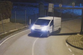 Objavljeni snimci: Državljanin BiH umalo pregazio policajku, drugi ...