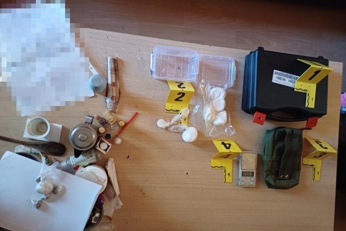 Policija u pretresu stana našla drogu, oružje i municiju