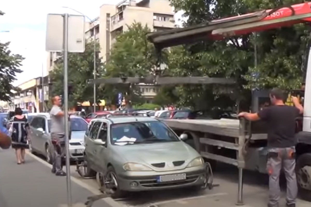 Autom prešao preko noge i udario radnika pauk službe