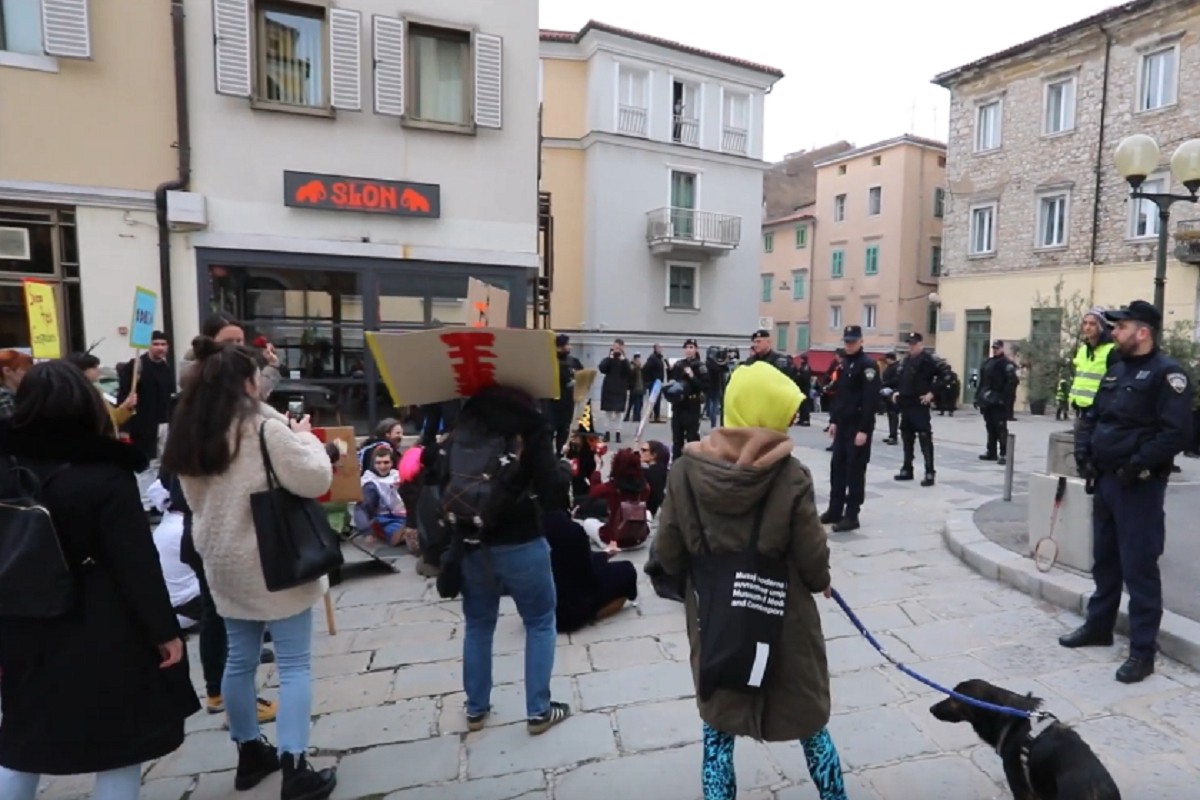 Molitelj bacio ženi konopac preko glave, vikali: Bježi, Sotono (VIDEO)