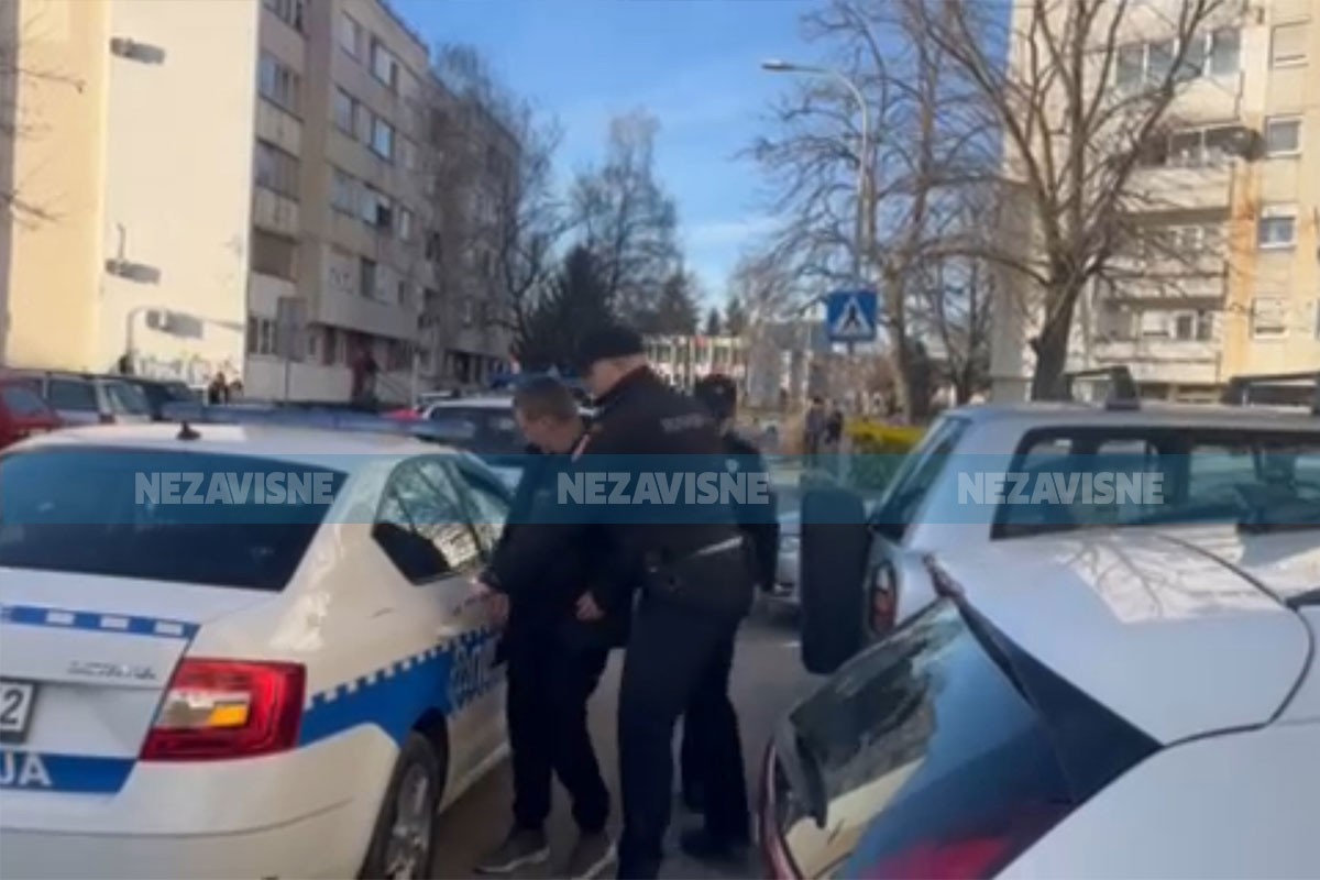 Policija odvezla dvije osobe iz zgrade u Banjaluci u kojoj je pronađeno tijelo (VIDEO)