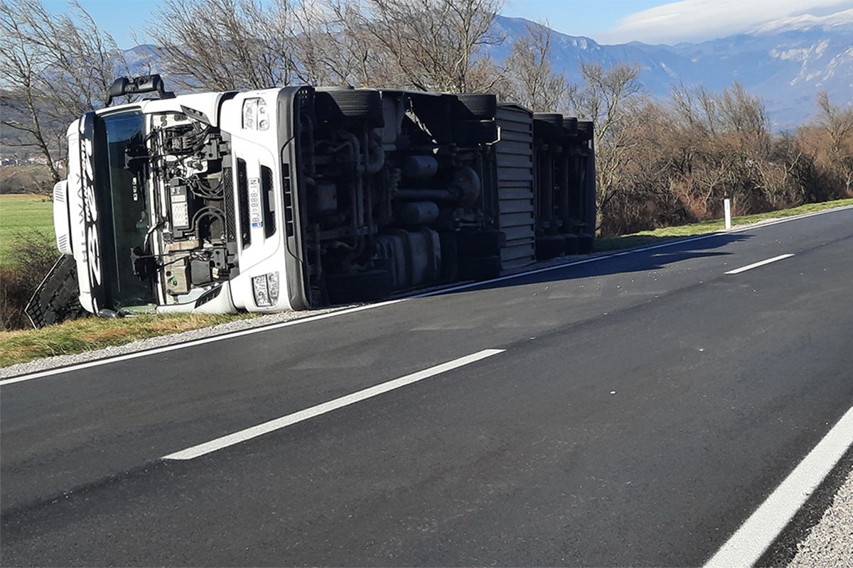 Sudarila se dva kamiona u Srbiji, jedan vozač poginuo