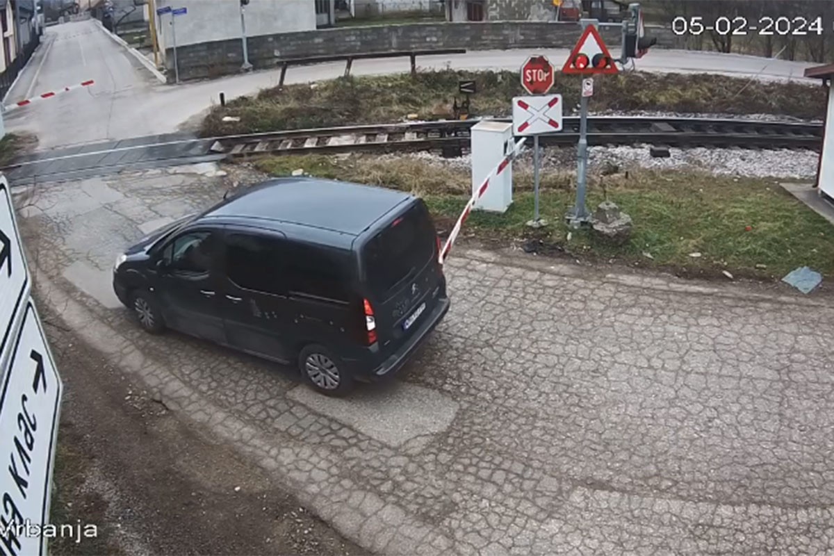 Polomio rampu na pružnom prelazu u banjalučkom naselju Vrbanja (VIDEO)