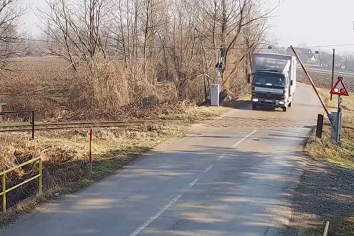 Nesavjesni vozač polomio rampu na pružnom prelazu (VIDEO)