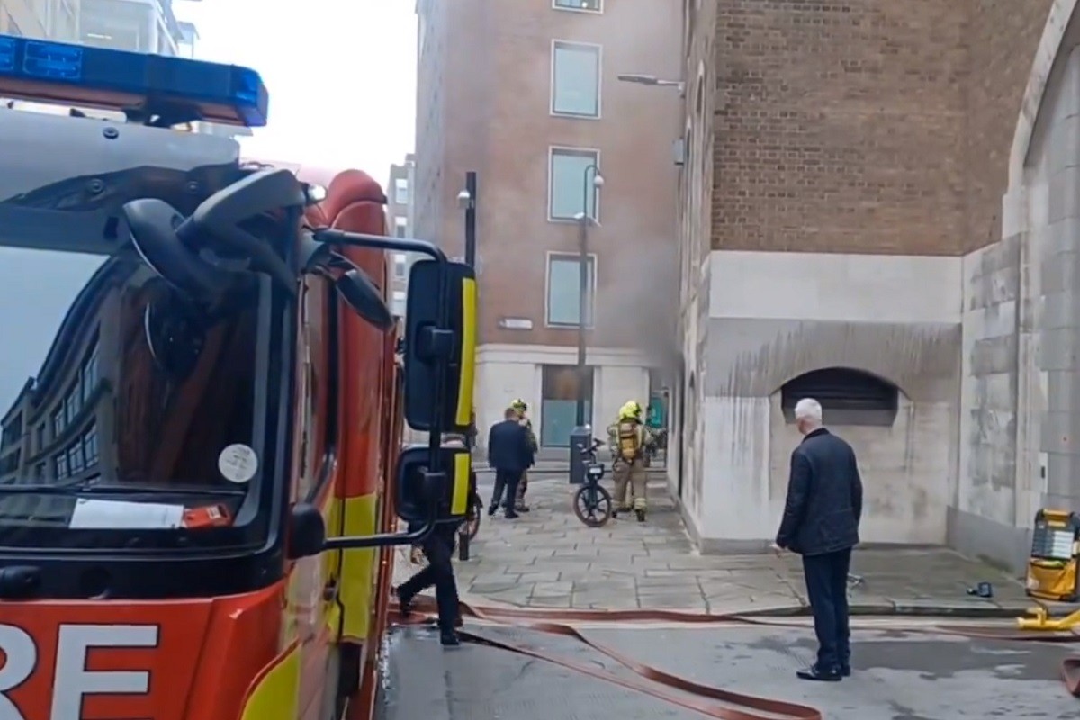 Eksplozija u Londonu: Širi se crni dim (VIDEO)