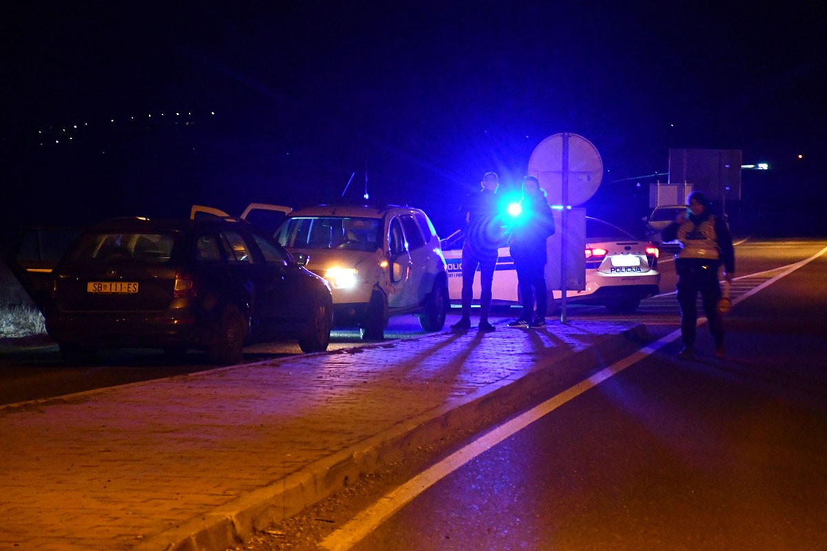 Uhvatili krijumčare migranata koji su se kod Nove Gradiške zabili u policiju