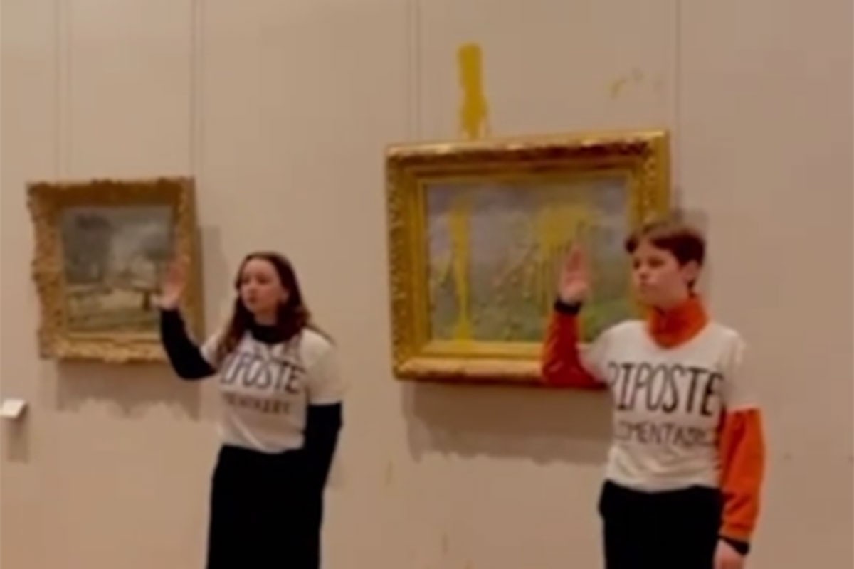 Aktivisti prosuli supu na Moneovu sliku (VIDEO)