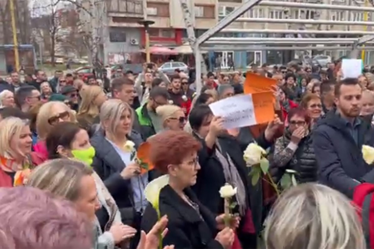Veliki broj građana na mirnom okupljanju u Tuzli nakon brutalnog ubistva Amre Kahrimanović