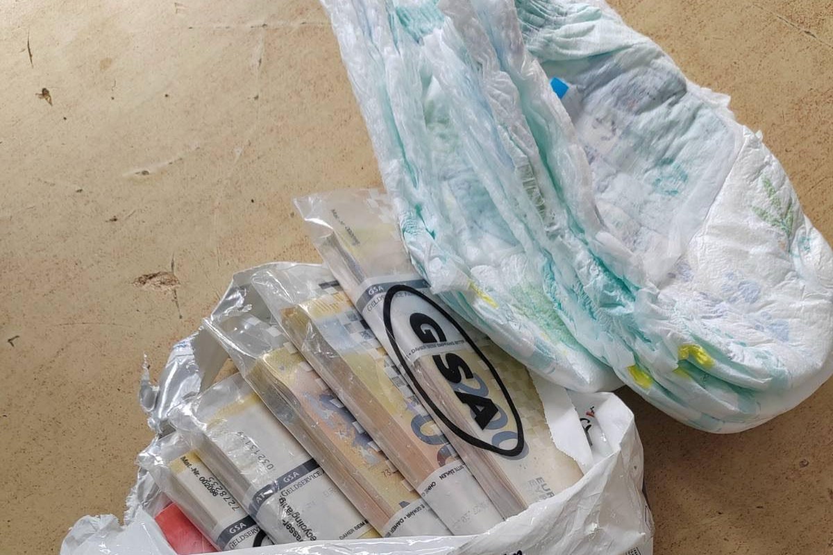 Bogat plijen na granici: U dječijim pelenama krili 130.000 evra i 5.500 dolara (FOTO)