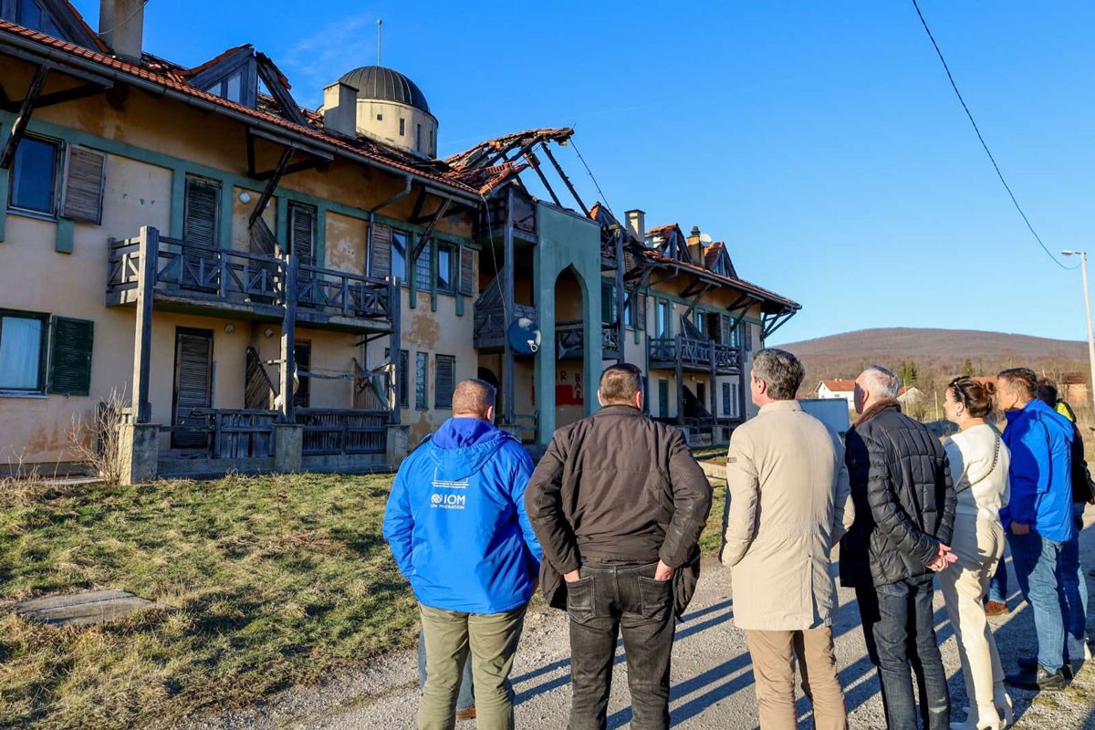 Kontejneri za građane čiji su stanovi uništeni u požaru