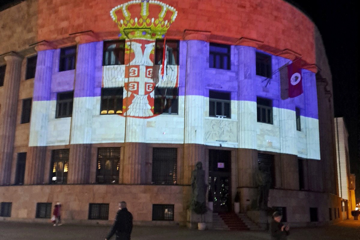 Palata Republike Srpske u bojama zastave Srbije, slijedi vatromet