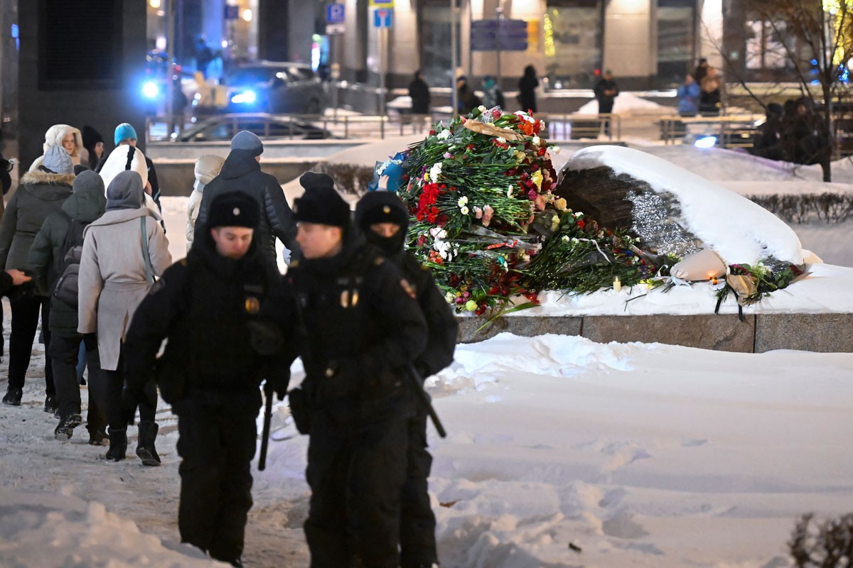 Policija uhapsila 100 ljudi na protestima povodom smrti Navaljnog