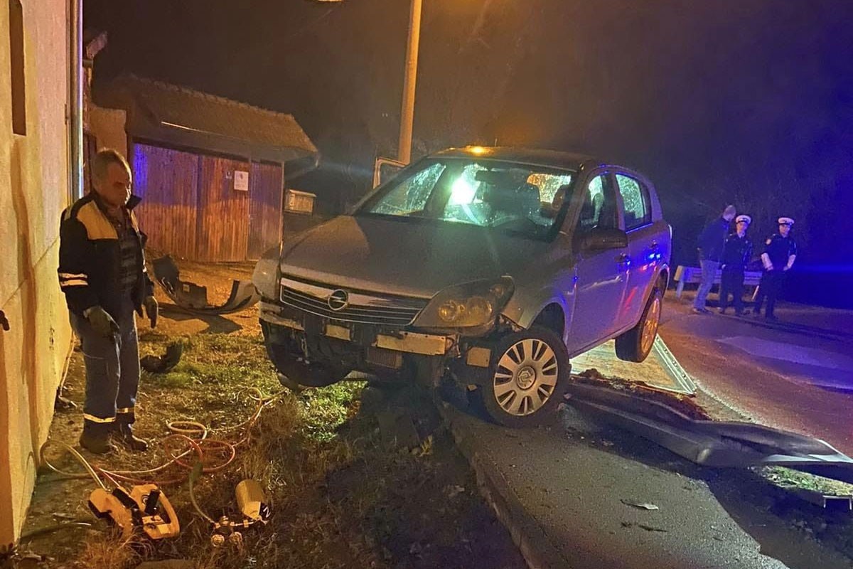 Nezgoda u Banjaluci: Autom završio u dvorištu kuće (FOTO)