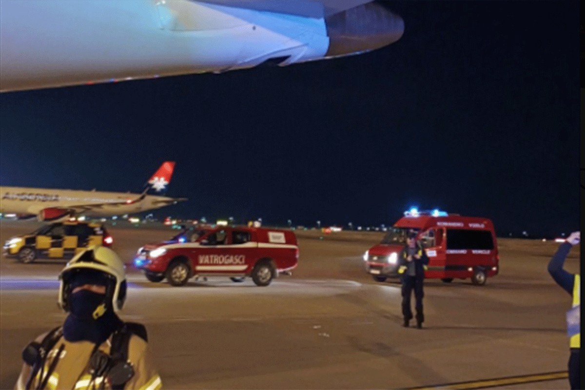 Drama u Beogradu: Avion prilikom polijetanja udario u svjetlosnu signalizaciju (VIDEO)