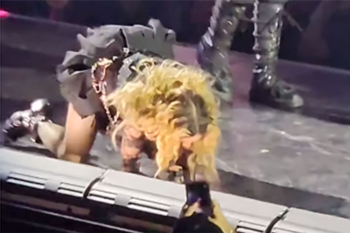 Madona pala sa stolice na koncertu (VIDEO)