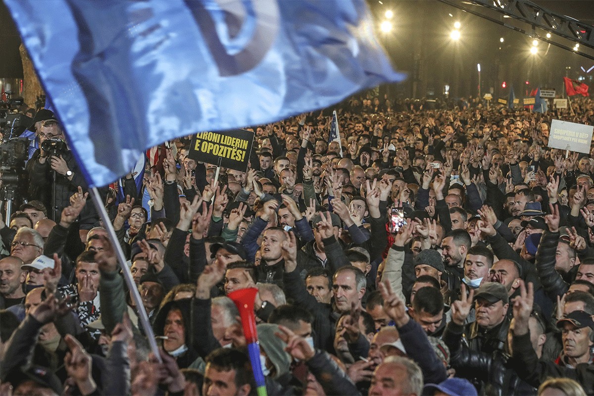 Hiljade ljudi na opozicionom protestu u Tirani