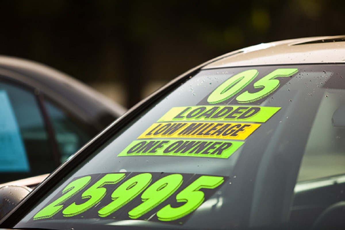 Na lagerima stoje ogromne zalihe neprodatih automobila