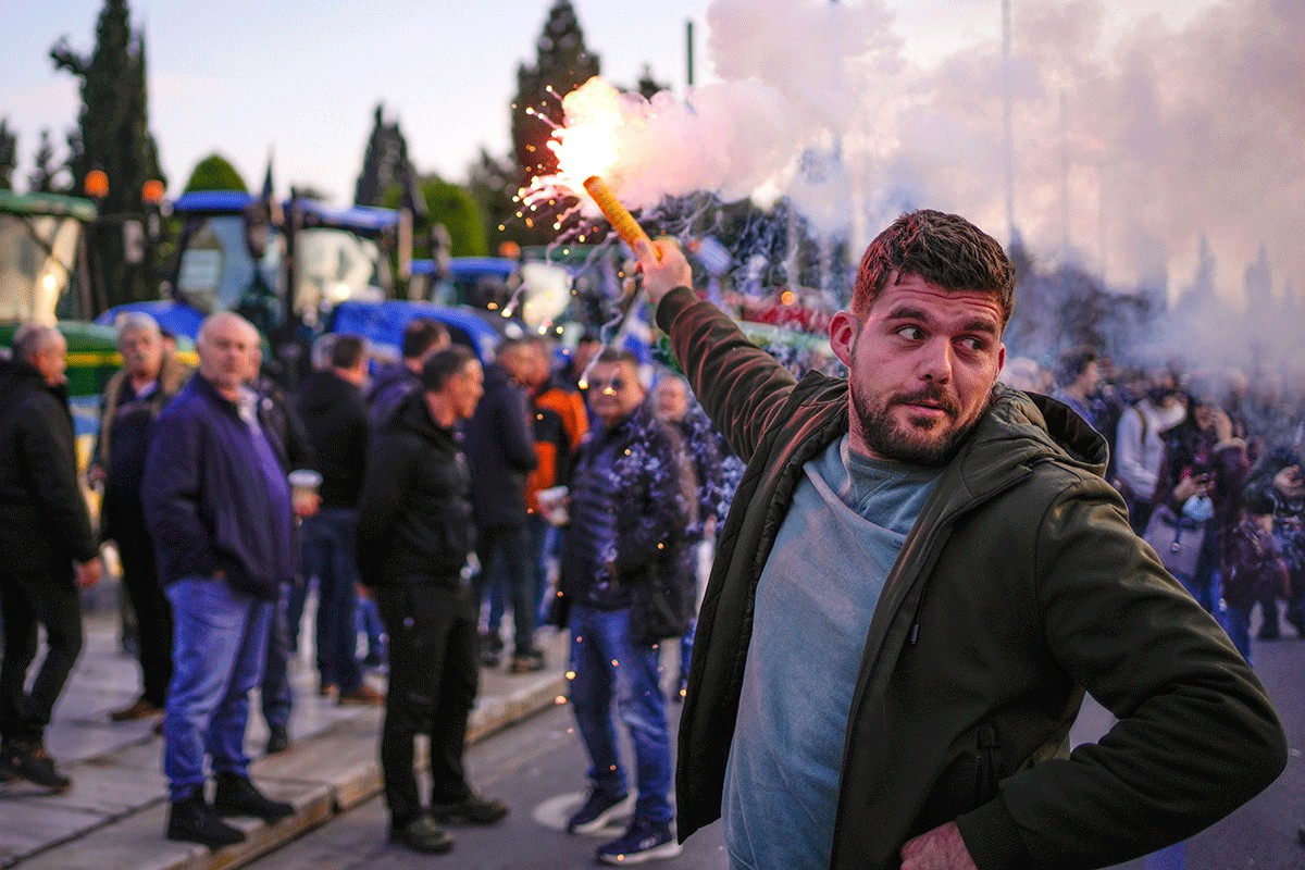 Traktoristi "okupirali" zgradu parlamenta u Atini