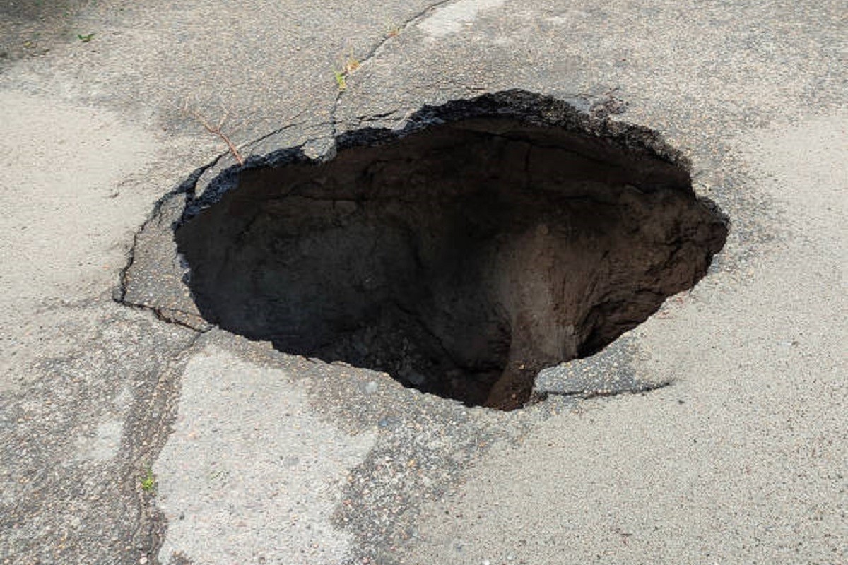 Otvorila se rupa na putu i "progutala" automobile