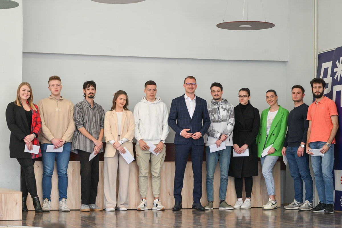 Stanivuković studentima uručio rješenja o stipendiranju