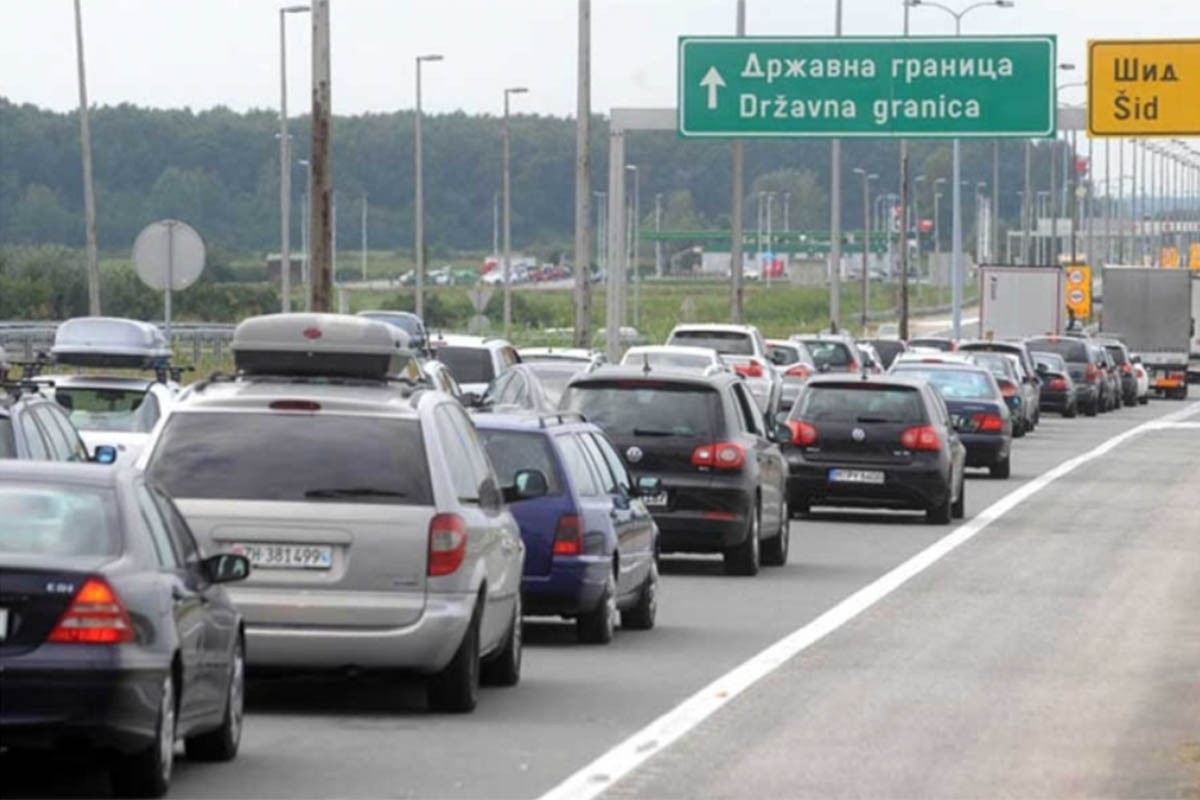 Kolona na Batrovcima, saobraćaj obustavljen
