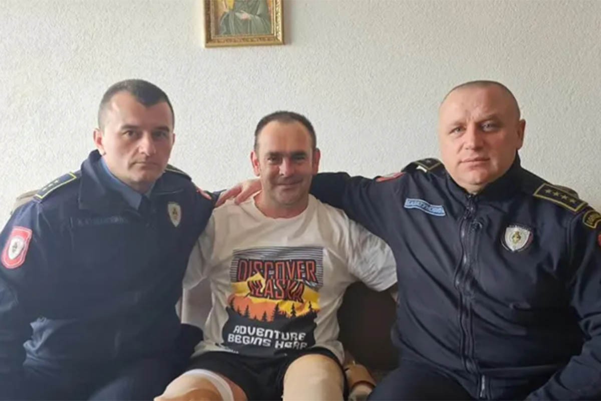 Policajci sugrađaninu dali novac za ortopedska pomagala