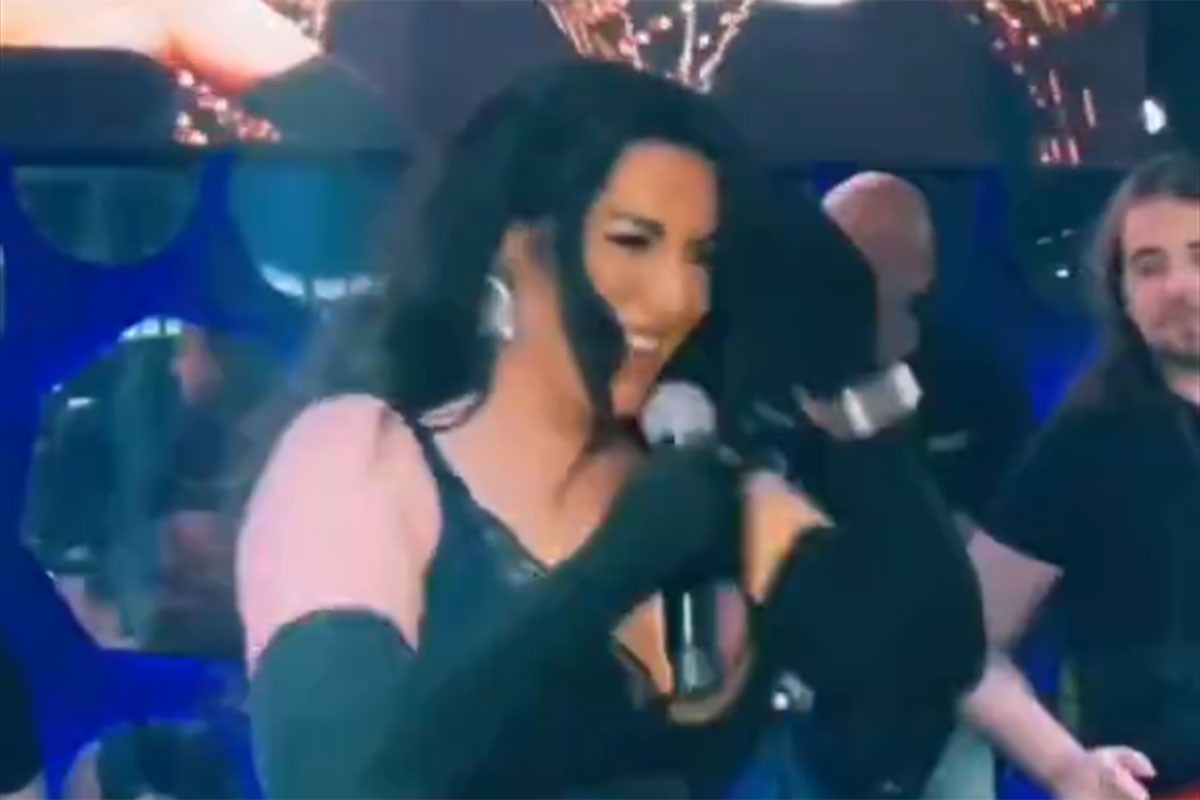 Tražila od Seke Aleksić da joj se potpiše na grudi (VIDEO)