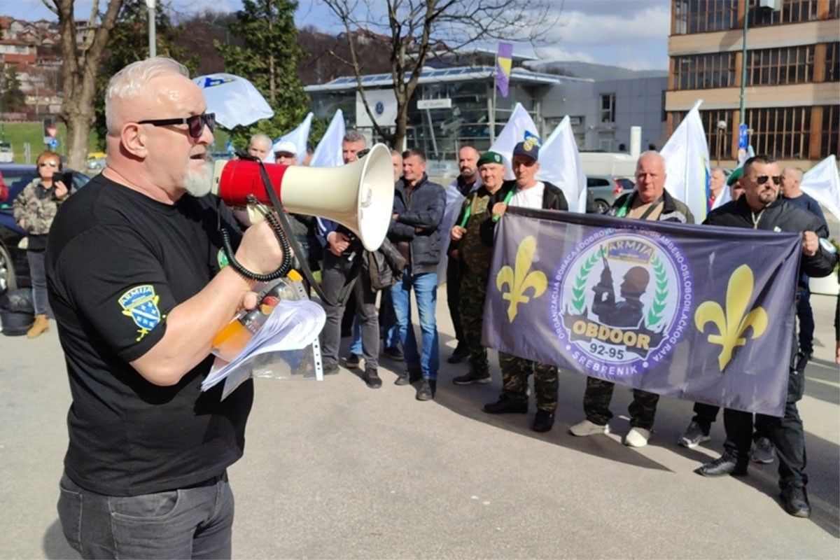 Bivši borci protestuju ispred zgrade Vlade FBiH