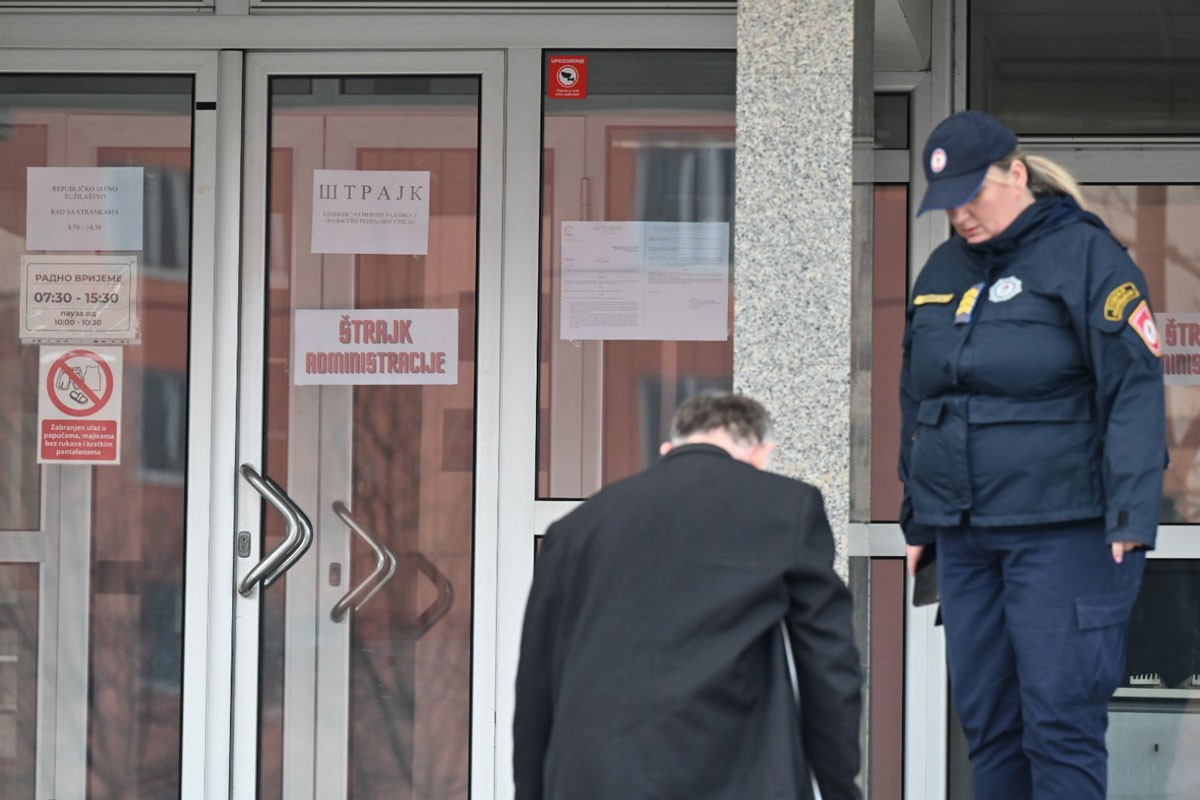 Rade pod istim krovom, jedni imaju regres, a drugi ne