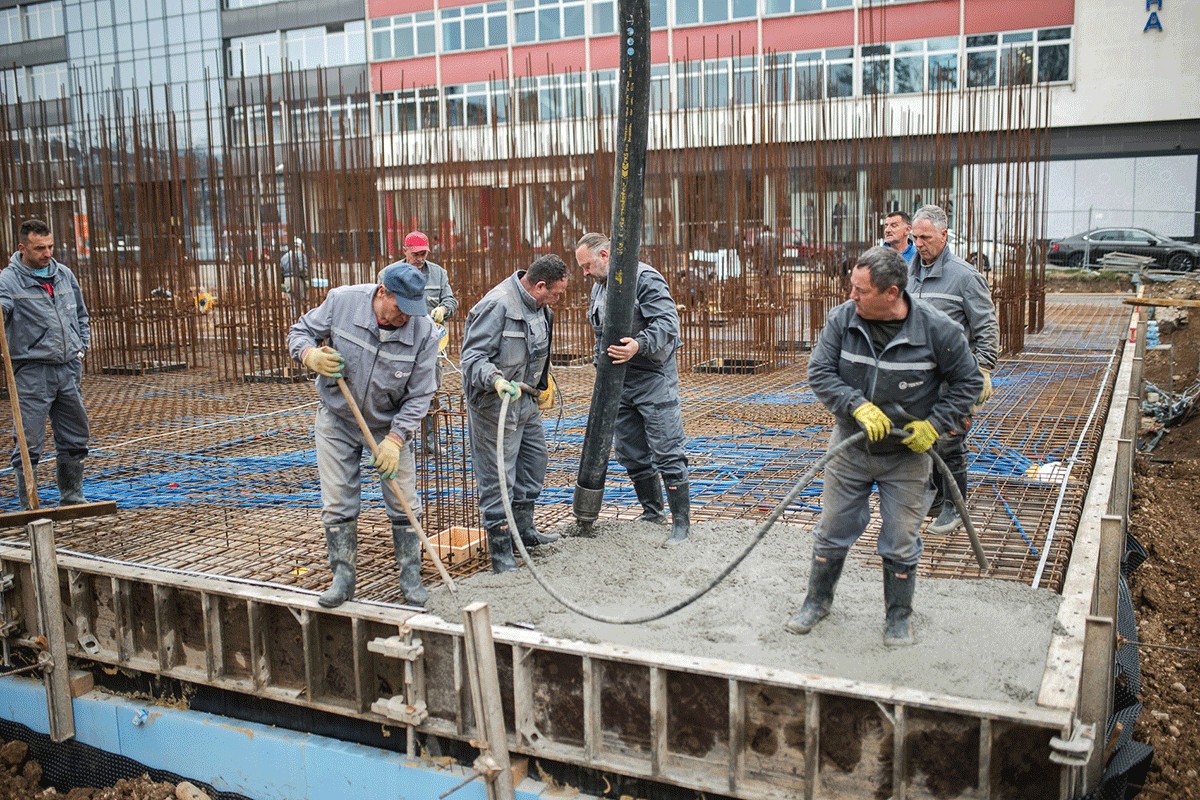 Završeno izlijevanje ploče za Centralno spomen-obilježje u Banjaluci