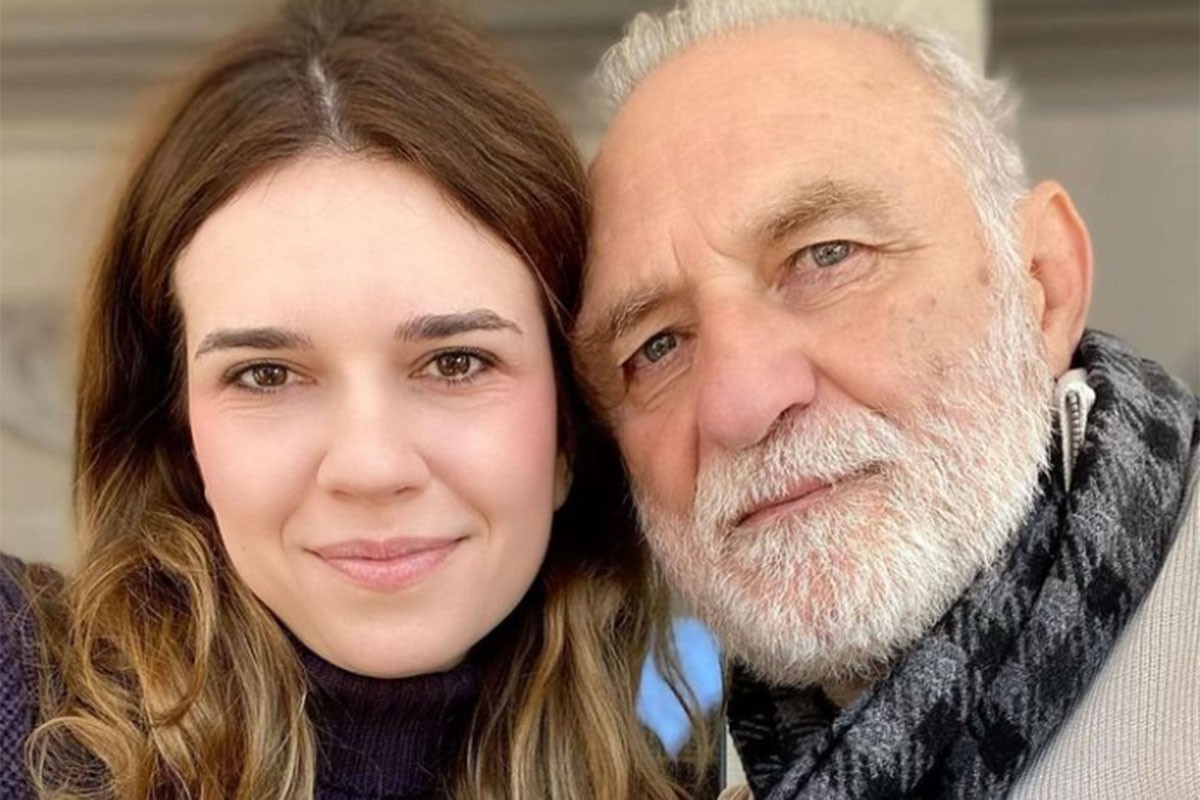 Lazar Ristovski i 39 godina mlađa djevojka pozirali zagrljeni na brodu (FOTO)