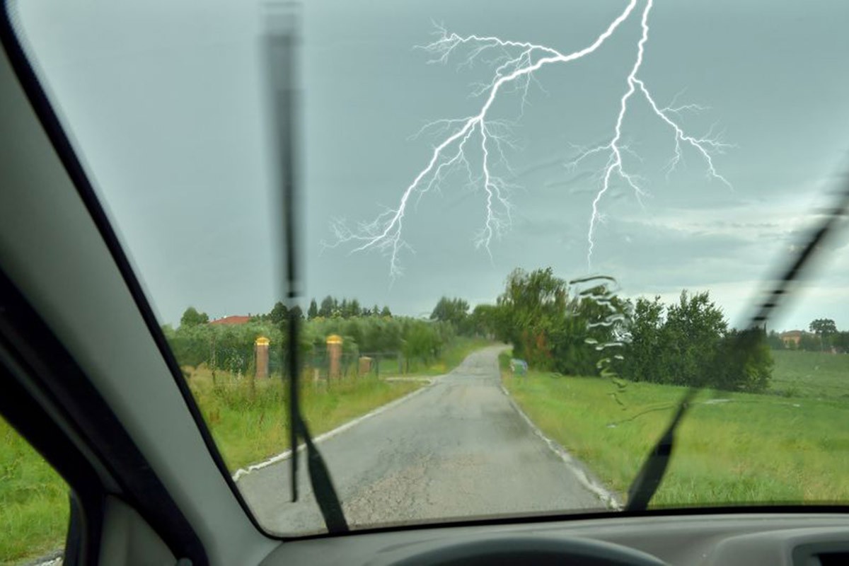 Obični automobili su otporni, ali šta kada grom pogodi električni auto?