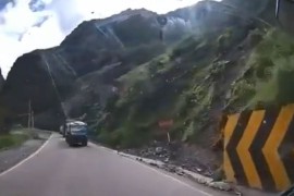 Zastrašujući snimak odrona u Peruu: Ogromna stijena pala na vozila ...