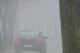 Na pojedinim putevima oprez zbog magle, odrona i jakih udara vjetra