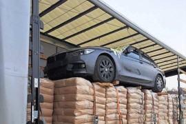 Kamion prevozio materijal za farbe, pod ceradom pronašli BMW (FOTO)
