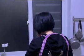 Pripremala ručak i ne sluteći šta joj se zakačilo za leđa (VIDEO)