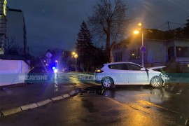 Nezgoda u Banjaluci, auto polomio ogledalo i završio na trotoaru