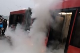 Gori autobus: Širi se gust dim, putnici izašli na put (VIDEO)