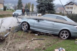 Vozilom sletio s puta pa na sebe srušio stub ulične rasvjete