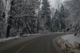 Zasnježeni kolovozi u višim predjelima