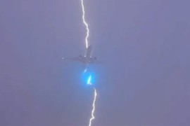 Grom udario u avion sa 400 putnika (VIDEO)