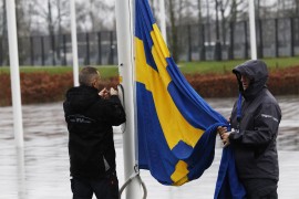 Zastava Švedske podignuta ispred sjedišta NATO-a