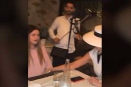 Karleuša izvela kćerke u kafanu, Nika muzičare okitila parama (VIDEO)