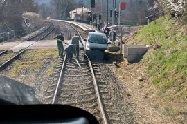 Zašto preko pruge po svaku cijenu: Zaglavljenu majku i djecu spasila ...