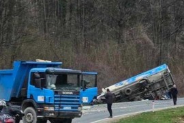 Sudar dva kamiona i automobila, intervenisali i vatrogasci