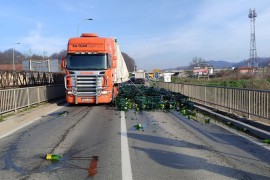 Neuobičajena nezgoda: Iz šlepera ispali gazirani sokovi