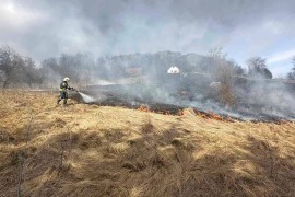 Vatrogasci apeluju, a građani ne mare i pale korov
