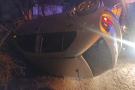 Nezgoda u Banjaluci: Auto završio u kanalu, dvije osobe povrijeđene